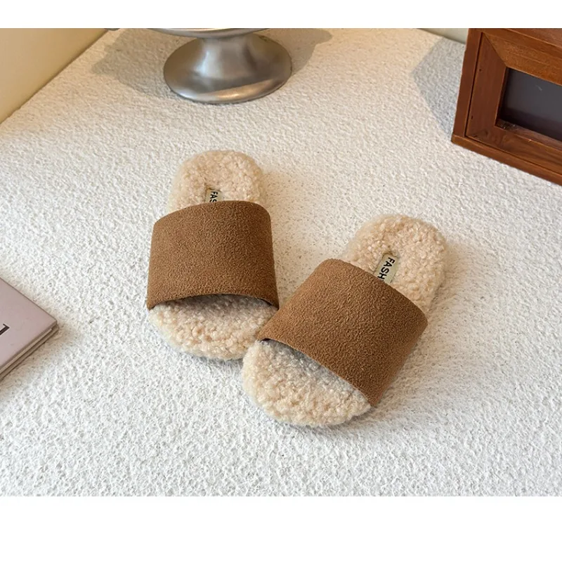 รองเท้าแตะผู้หญิงแบบสวม พื้นนิ่ม หนังกลับ รุ่น 2025 รองเท้าแตะในบ้าน ผ้าฝ้าย นุ่มฟู ทันสมัย