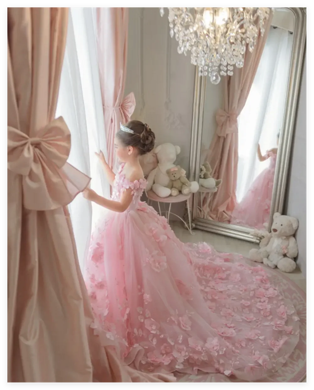 Vestido de niña de flores, falda acampanada con pétalos tridimensionales dispersos en todo el vestido y enredaderas bordadas con cordones