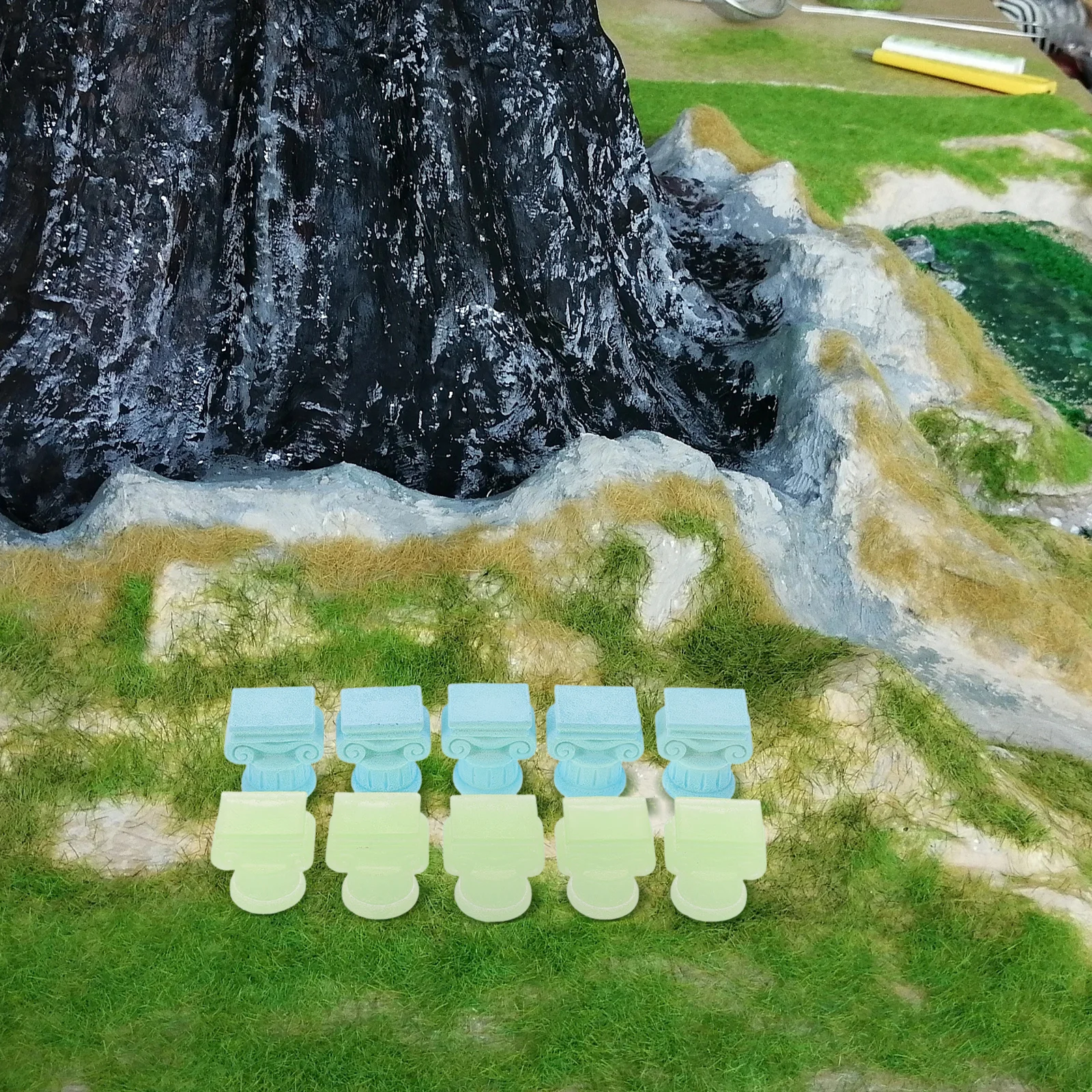 

10Pcs Resin Roman Column Miniatures Glow in The Dark Outdoor Garden Decor for Landscaping DIY Home Office Tabletop Cultural