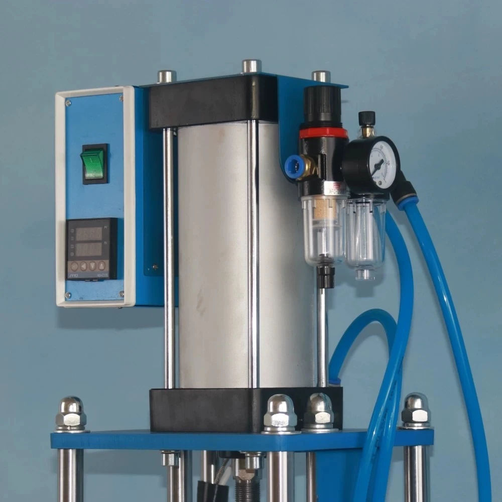 30-gram desktop pneumatic injection molding machine, capable of processing PP, PE, ABS and PS for injection molding production