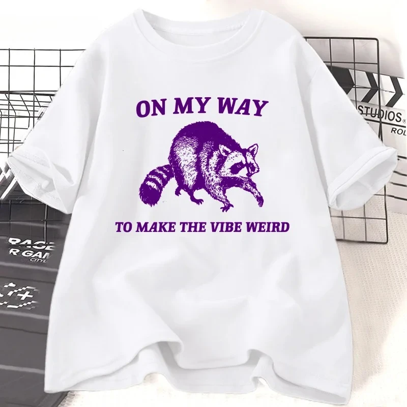 เสื้อยืดลายแรคคูนสุดแปลก On My Way To Make The Vibe Weird สำหรับผู้หญิง เสื้อยืดแขนสั้นลายกราฟิก เสื้อผ้าผู้หญิง