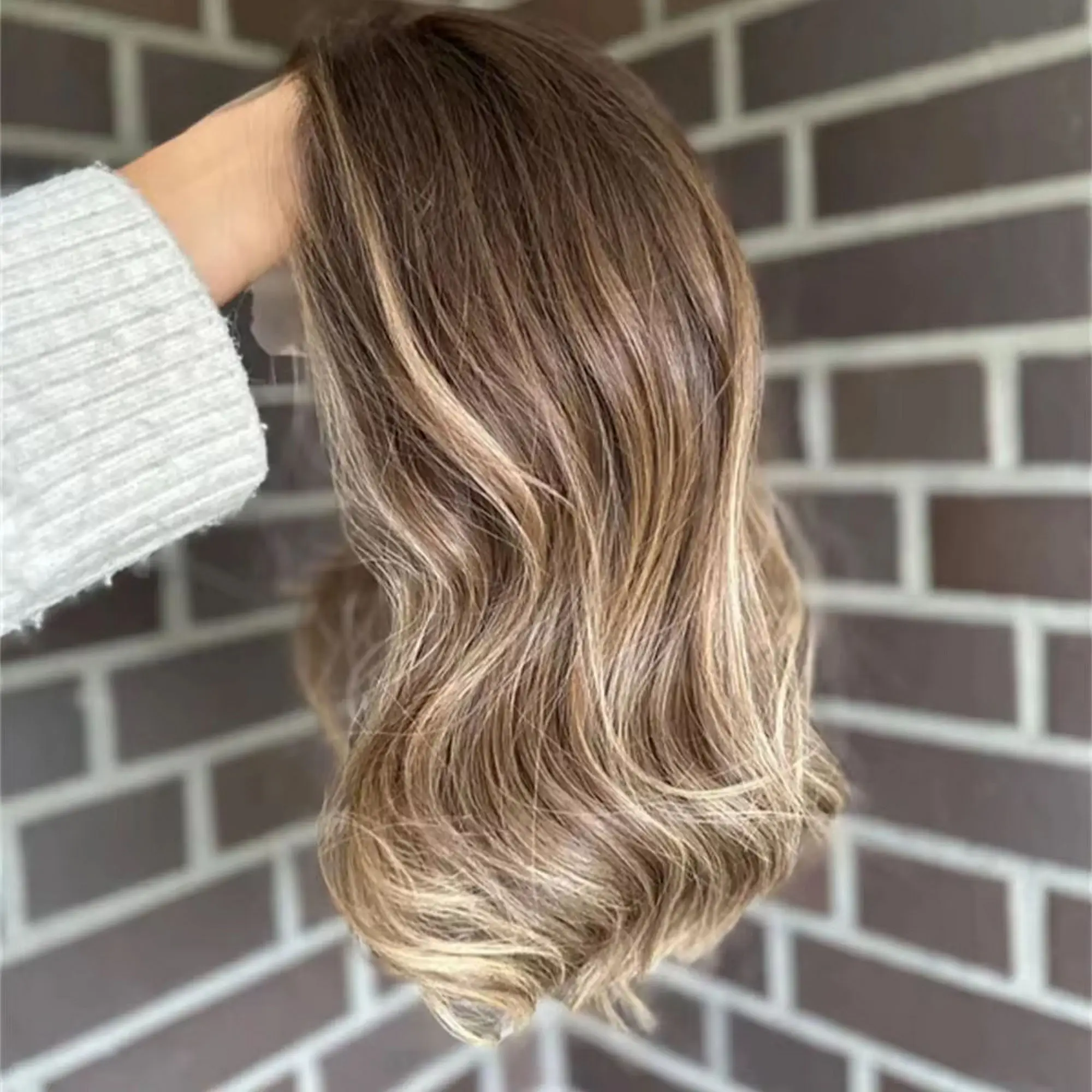 

Shoulder Chestnut Brown Highlights Synthetic Trendy 13*4 HD Invisible Lace Top Wigs Loose Wave Realistic Look Natural Hair Wig