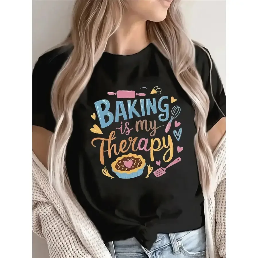 【Nuevo estilo】Camiseta de manga corta con un diseño vibrante que dice 'Hacer pastelitos es mi terapia', perfecta para usar en la cocina o en cualquier lugar.