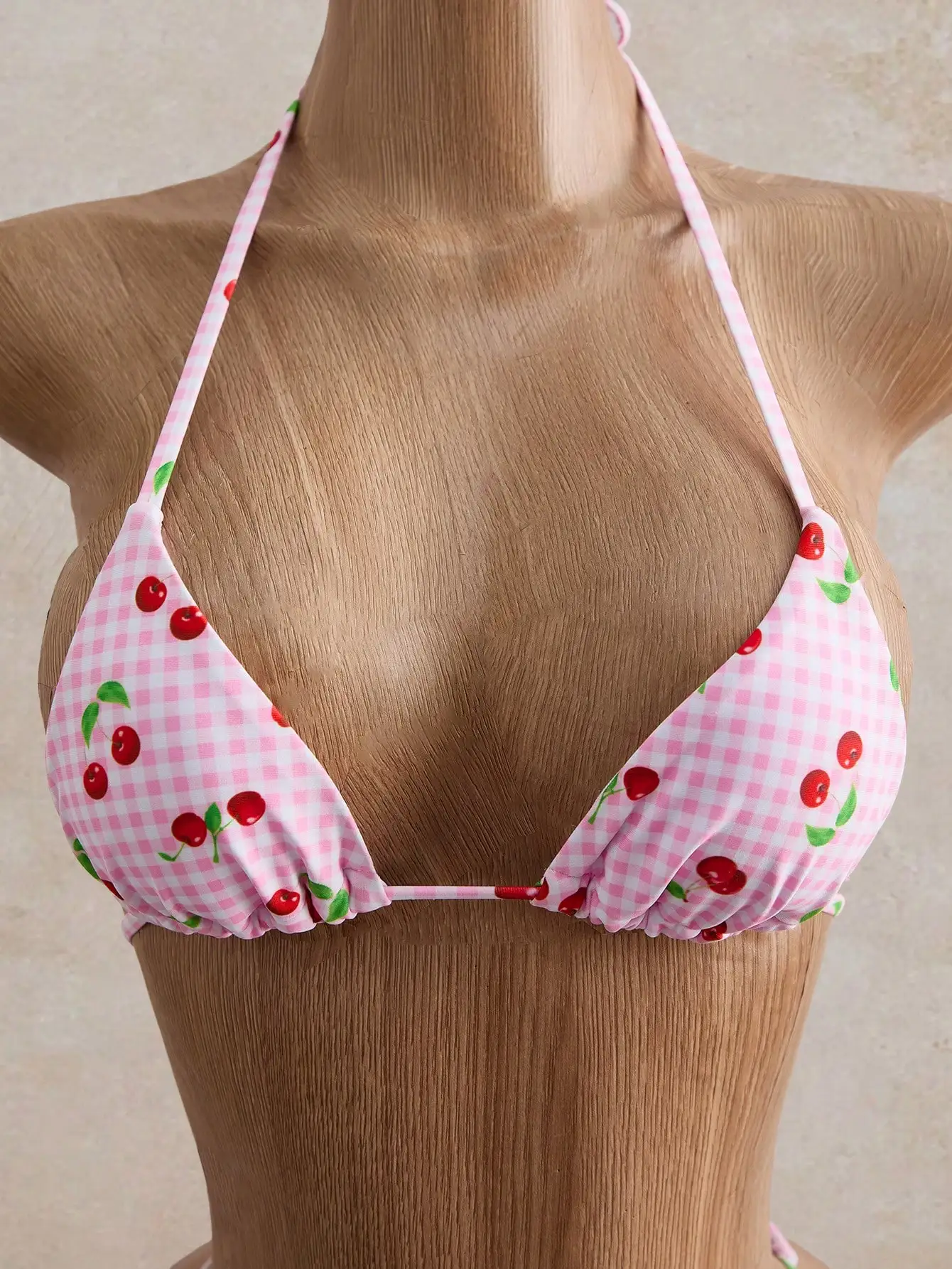 

Розовый комплект бикини с треугольными трусиками и юбкой с рюшами, с принтом в клетку и вишневым узором