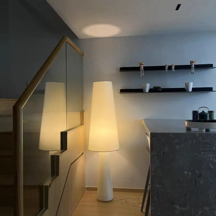 

Скандинавский минималистичный торшер ваби-саби, художественный тканевый абажур, светильник для гостиной, дивана, угловой, спальни, прикроватный декор, стоячий светильник