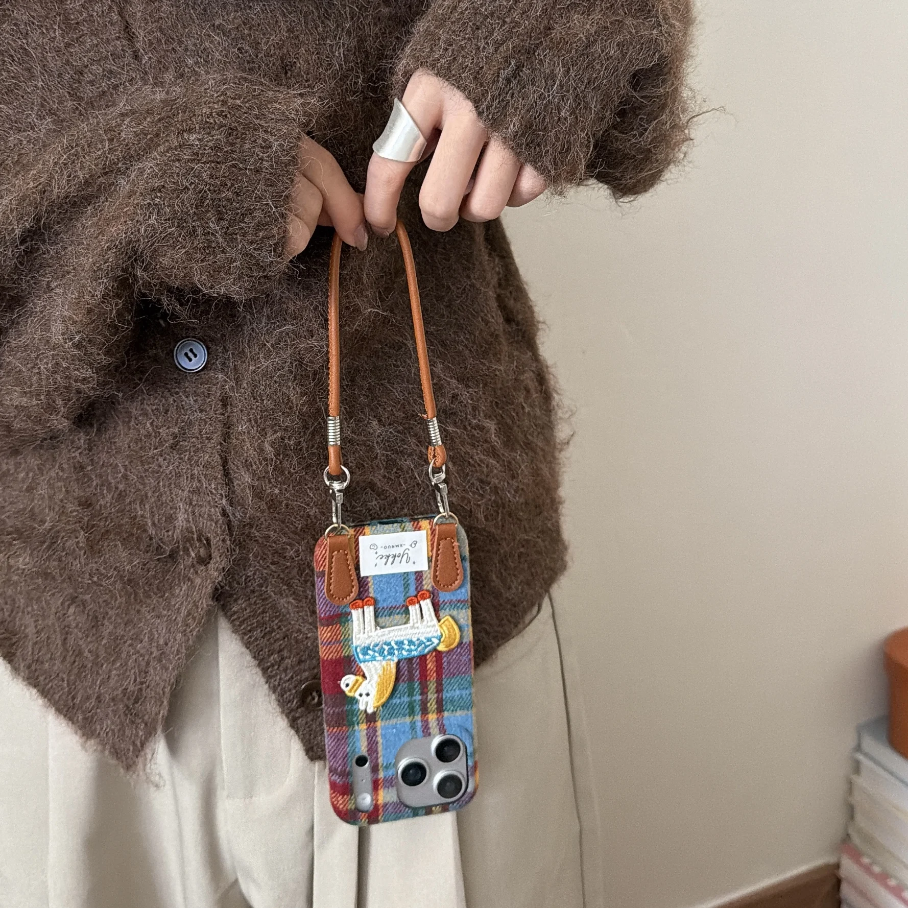 ثلاثي الألوان الربط التطريز منقوشة الكرتون المهر آيفون 17 برو ماكس 16 15 14 زائد لينة شتاء دافئ فروي غطاء