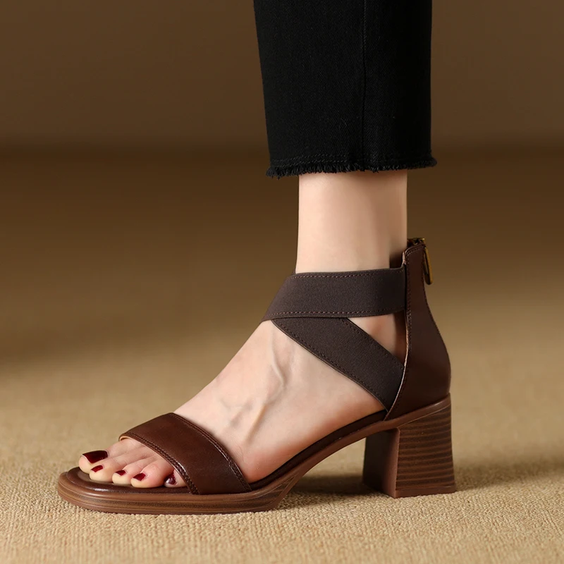 صنادل مرنة بسيطة: مصنوعة يدويًا من الجلد الطبيعي لراحة طوال اليوم