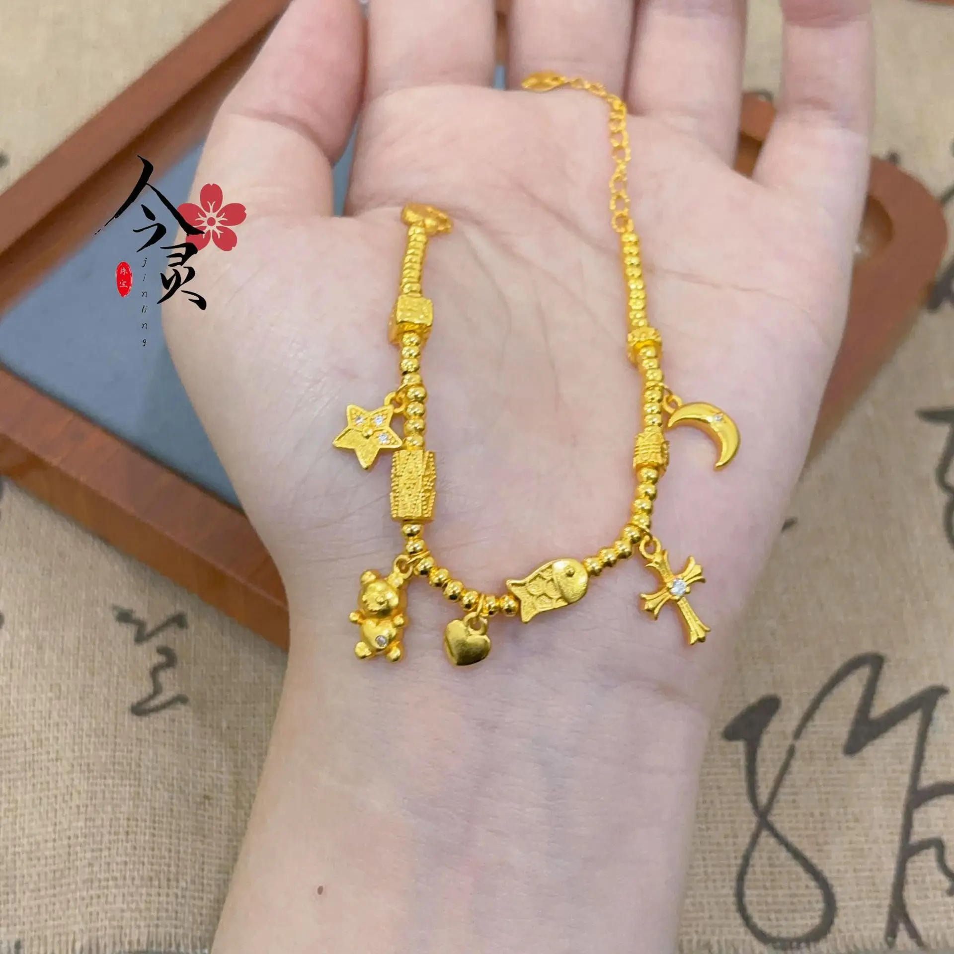 

The exquisite cross and bear bracelet is made of 24k pure gold (AU999), making it her warm and luxurious gift!