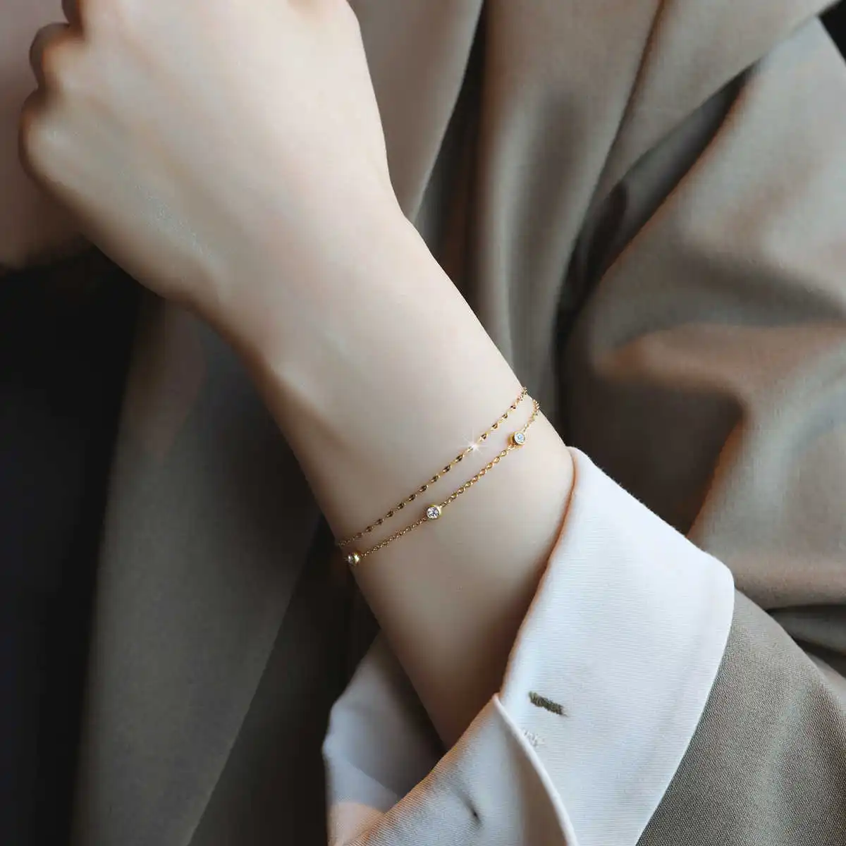 INS Goldfarbene Karabiner-Handkette, Einzigartiger Doppelschichtiger Schmuck mit Fünf Runden CZ-Steinen, Armbänder für Frauen, Modisches Accessoire, Geschenk – Detail 5