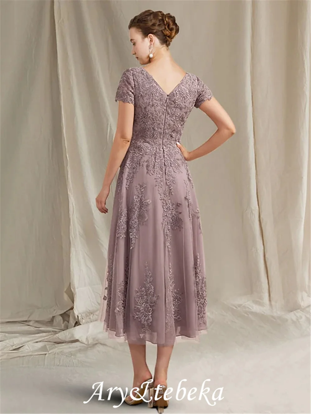 A-Line Mother of the Bride Dress Elegant Jewel Neck Tea Length Lace Tulle Short Sleeve with Appliques