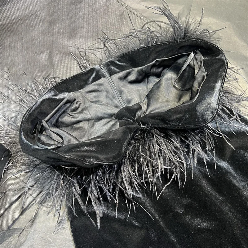 Bild 7: Damenkleid Winter 2025, neues ärmelloses Kleid aus Samt mit schmaler Passform, Straußenfedern, dekoratives langes Kleid, schulterfreie Partykleider