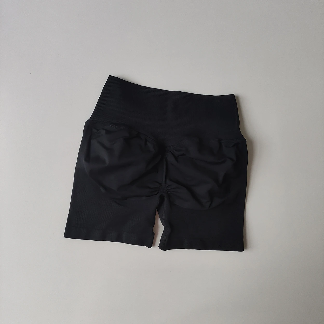 Damen Yoga-Shorts mit Vorderkreuz-Taille, dreiteilig, Hüftstraffend, Schnelltrocknend, Eng Anliegende Sportshorts für Training, Laufen und Fitness – Detail 18