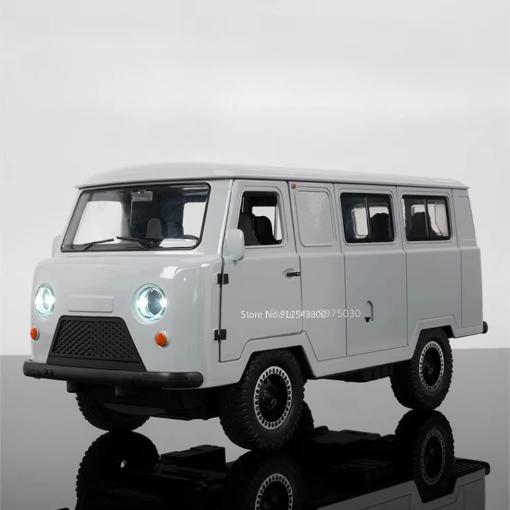 1/18 Toy Diecast Alloy Russian UAZ TRAVELER Car Model with Pull Back Function Sound and Light Vehicles Toys Model for Boys Gifts