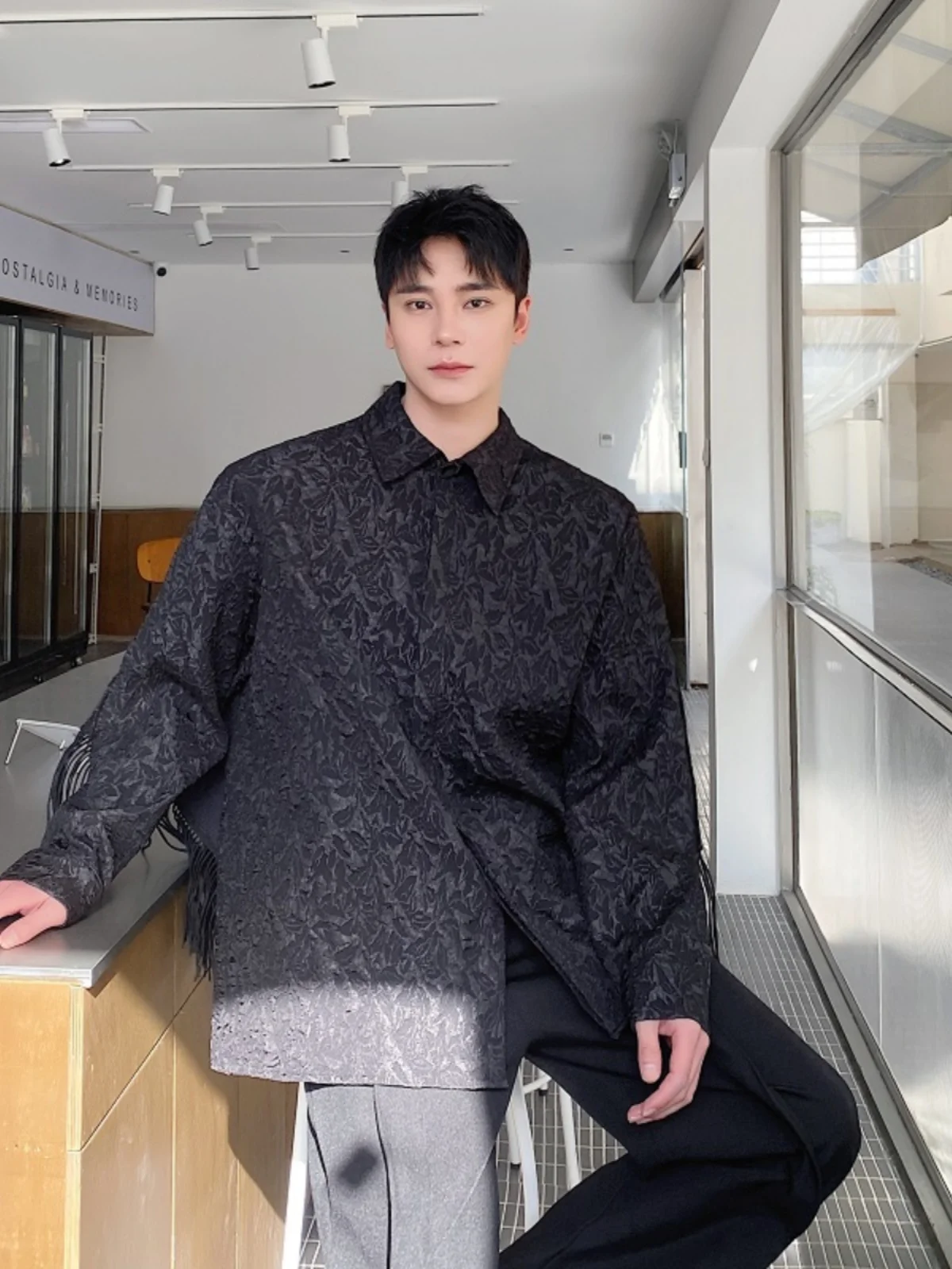 Camicia Lunga e Larga da Uomo con Design Floreale Ricamato, Colletto Rovesciato, Stile Casual, Nuovi Arrivi Primavera