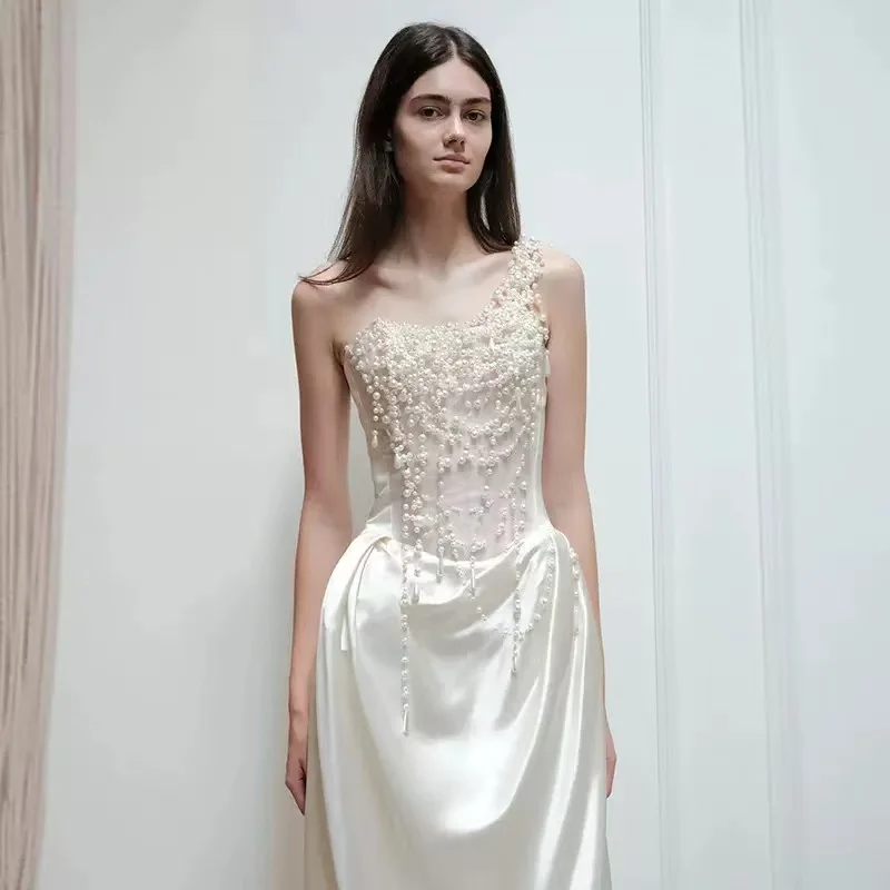 أزياء كتف واحد غمد فستان الزفاف اللؤلؤ الديكور الساتان فستان الزفاف بلا أكمام طول الأرض مخصص vestidos de novia