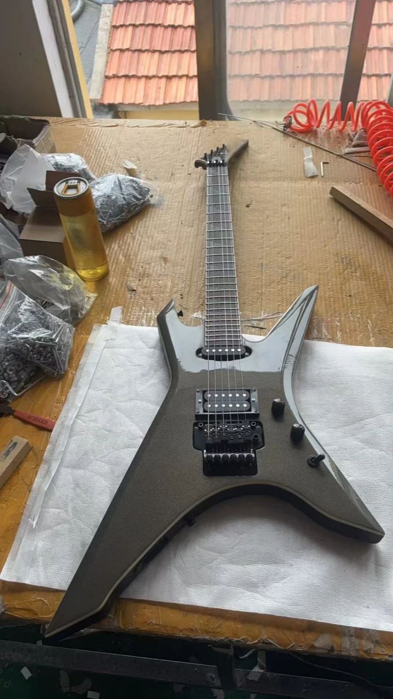 Free delivery of 6-string exotic-shaped electric guitar, rosewood fingerboard, white body binding, black hardware,