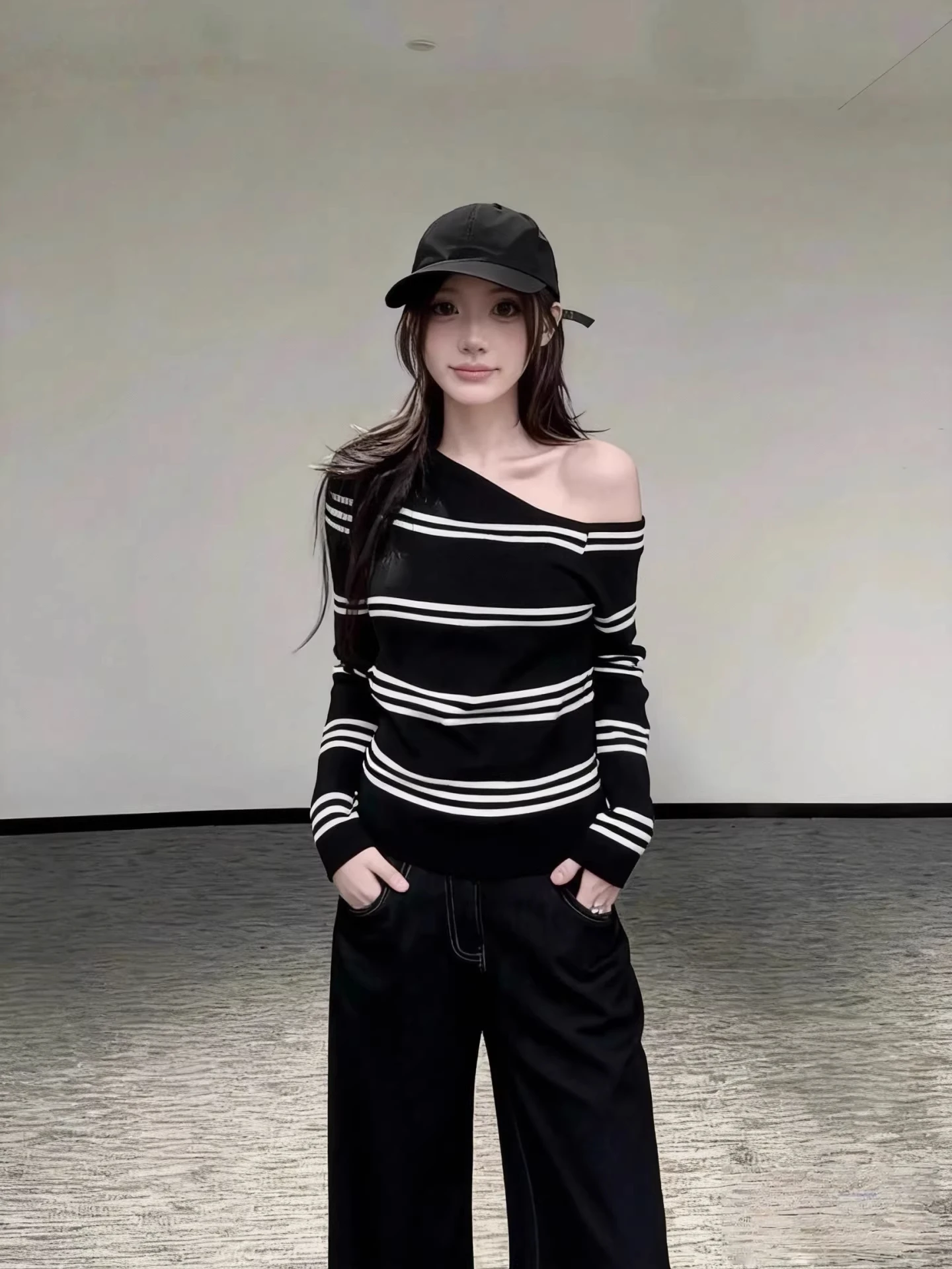 

Bla White Striped oulder Bared Long Sve Slim Fit Вязаный свитер Женская осенне-зимняя внутренняя одежда High End Feeling Bas...