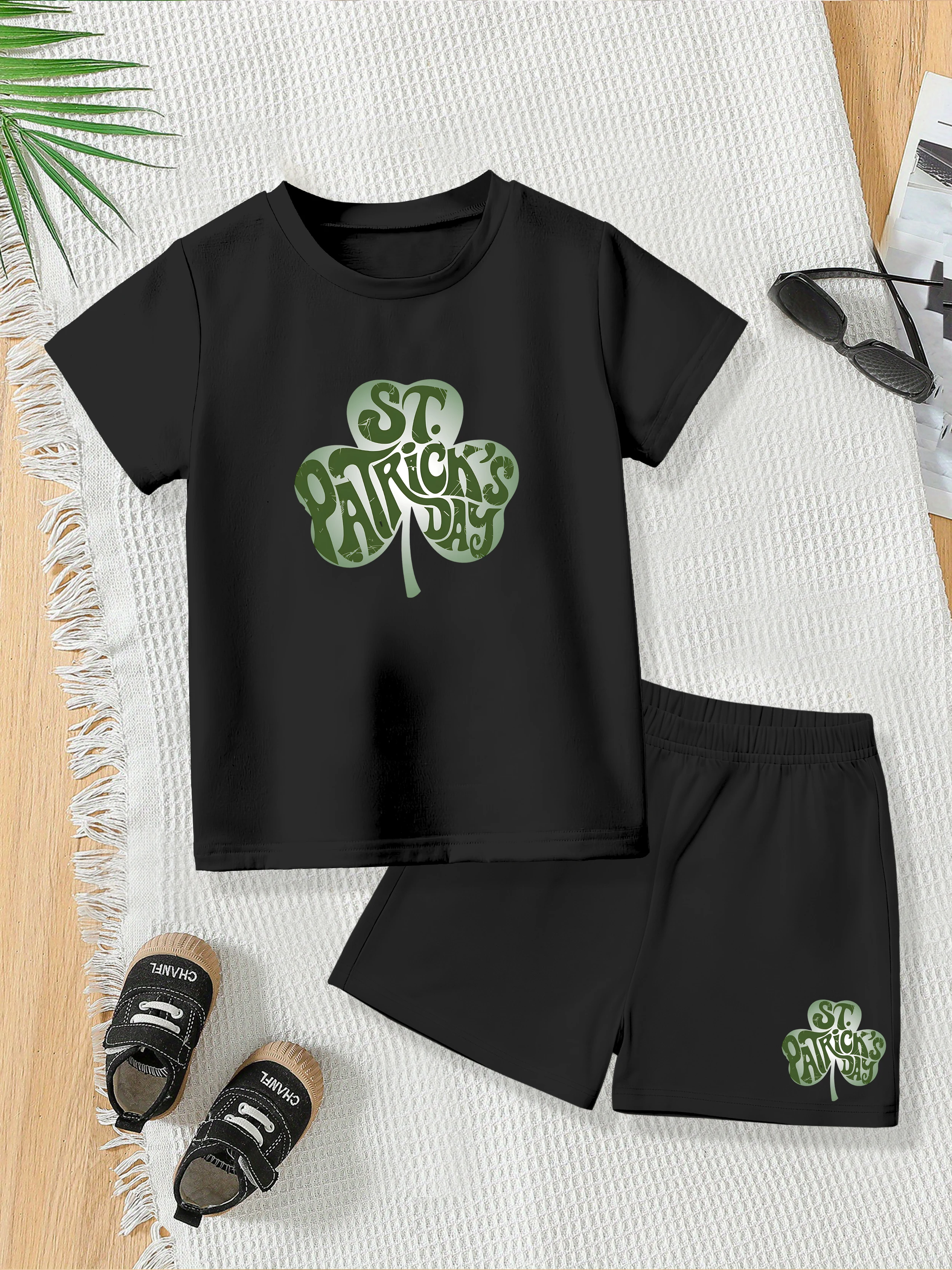 

2 предмета: летний комплект из футболки и шорт для мальчиков на День святого Патрика с мультяшным принтом клевера и надписью на английском языке