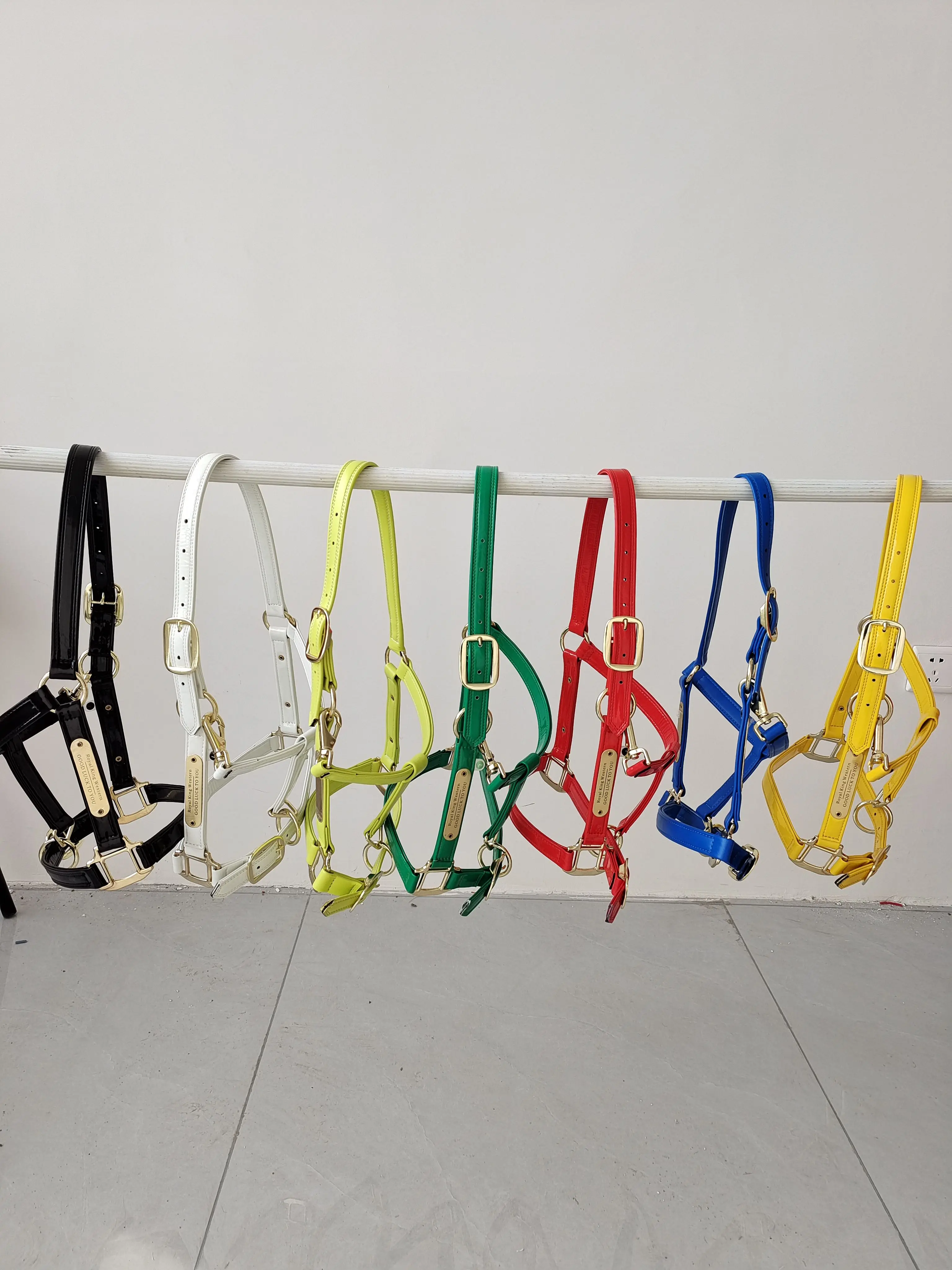 

Утки из лакированной кожи, незамерзающие, прочные, морозостойкие и незамерзающие, легко чистящиеся, без ухода.