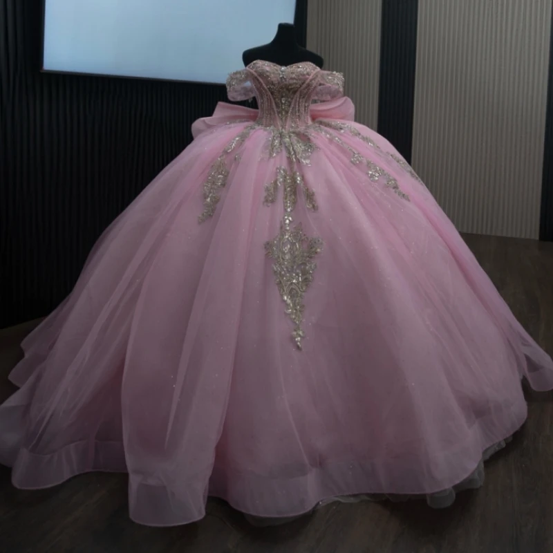 

Розовое блестящее платье принцессы с открытыми плечами Sweet 16, платья Quinceanera, золотая аппликация, кружевные бусины, бант, тюль, вечерние платья для дня рождения