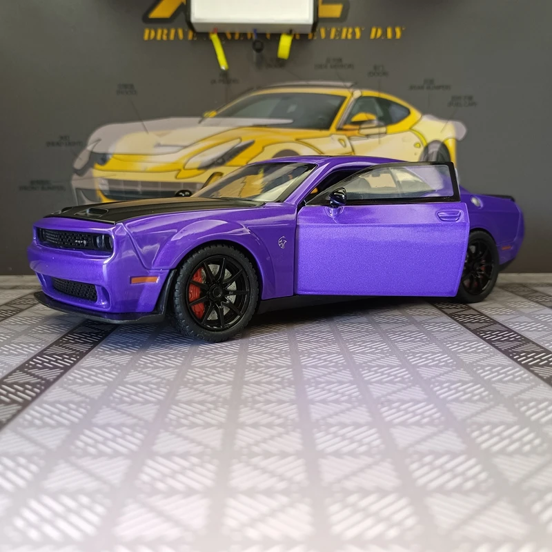 1:24 simulação Dodge Hellcat liga modelo de carro ornamento, portas e capô do motor, porta-malas pode ser aberto com presentes de som e luz