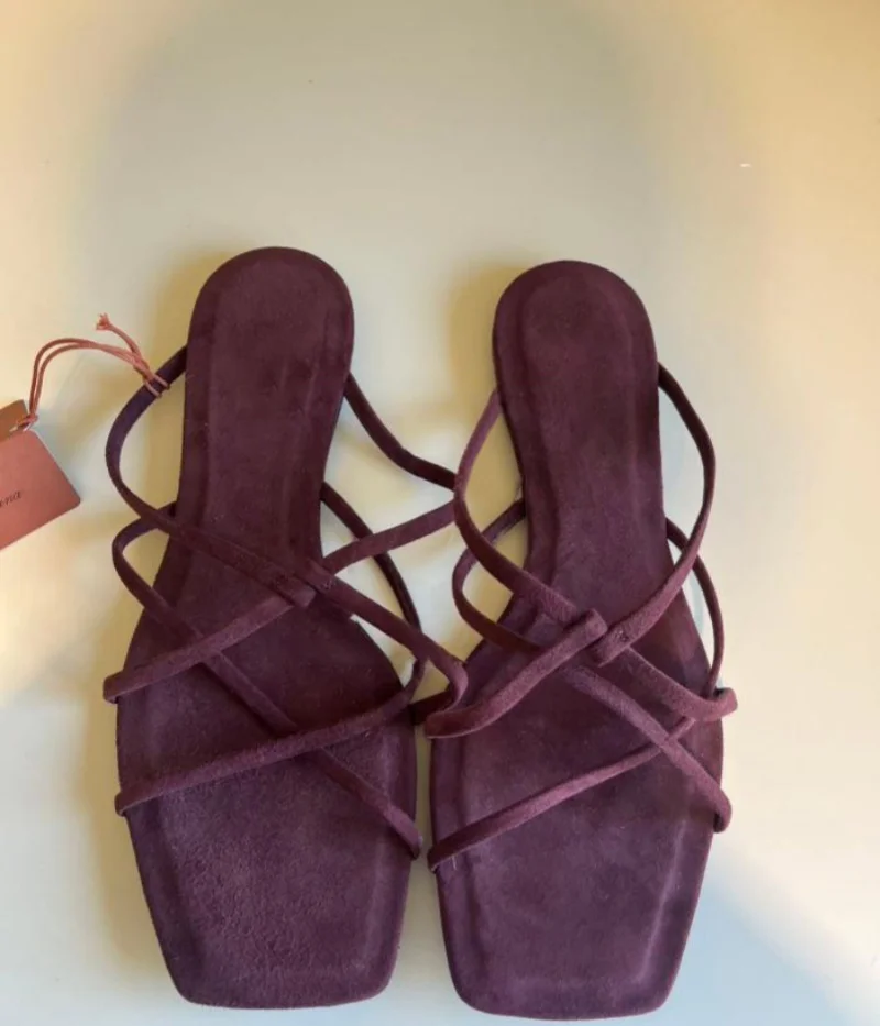 

2023 летние новые модные женские тапочки с квадратным носком и плоским перекрестным ремешком, замшевые повседневные пляжные женские уличные сандалии в стиле ретро для отдыха