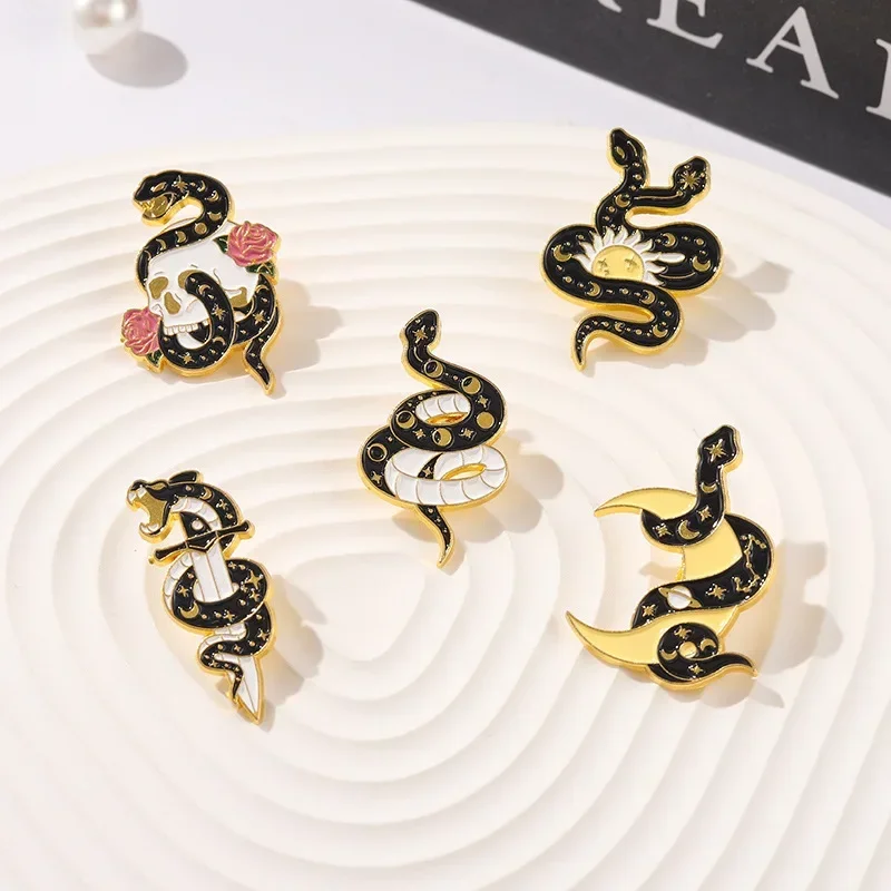 snake serpentine surround Brooch Enamel Lapel Pin High Quality Alloy Badges Action Adventure Game Cosplay Brooches Jewelry Gift