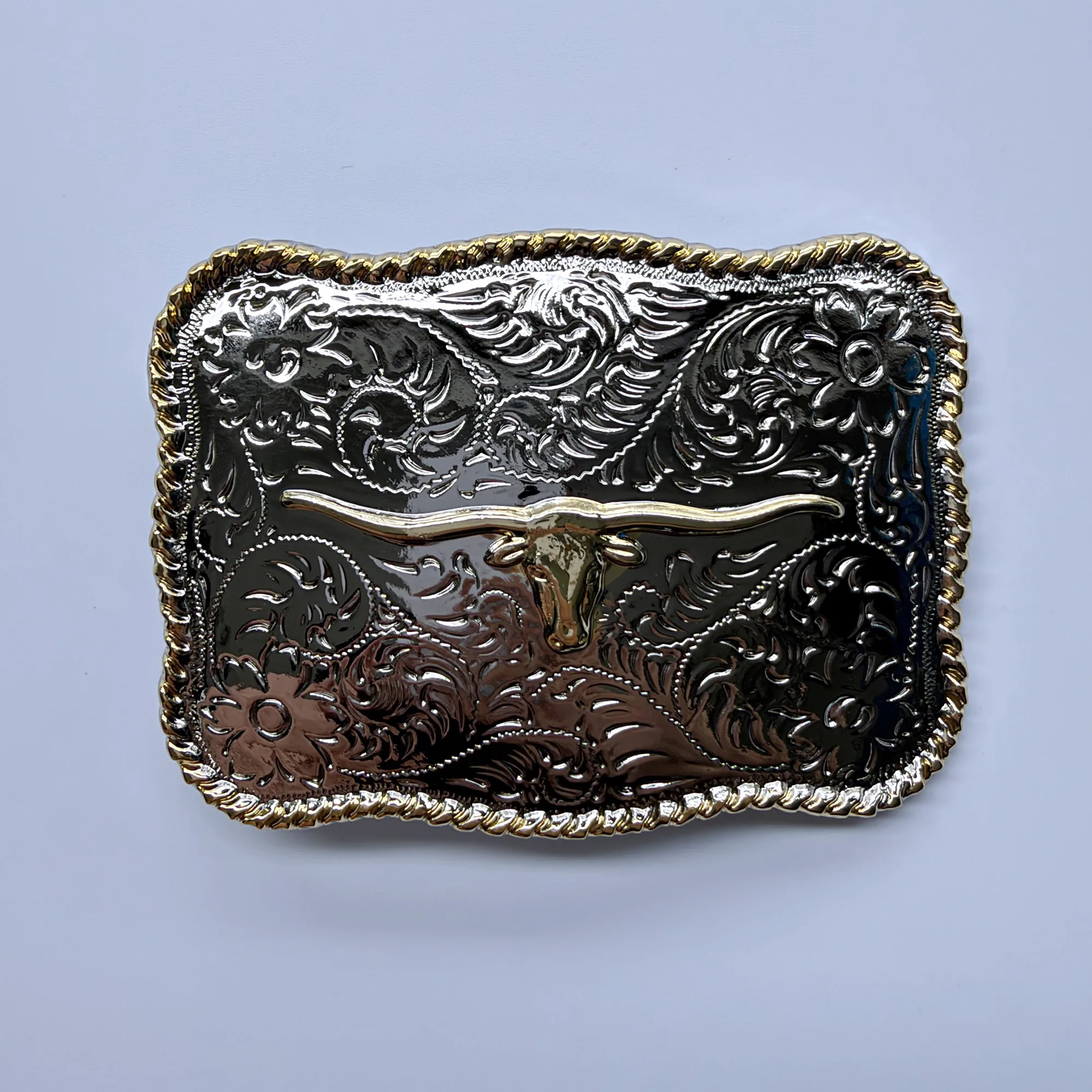 Hebilla de cinturón de vaquero de rodeo con diseño de toro de cuernos largos, color plata brillante con detalles dorados. Hebilla, hebilla de cinturón, hebilla de cinturón, BUCKLE-WT178.