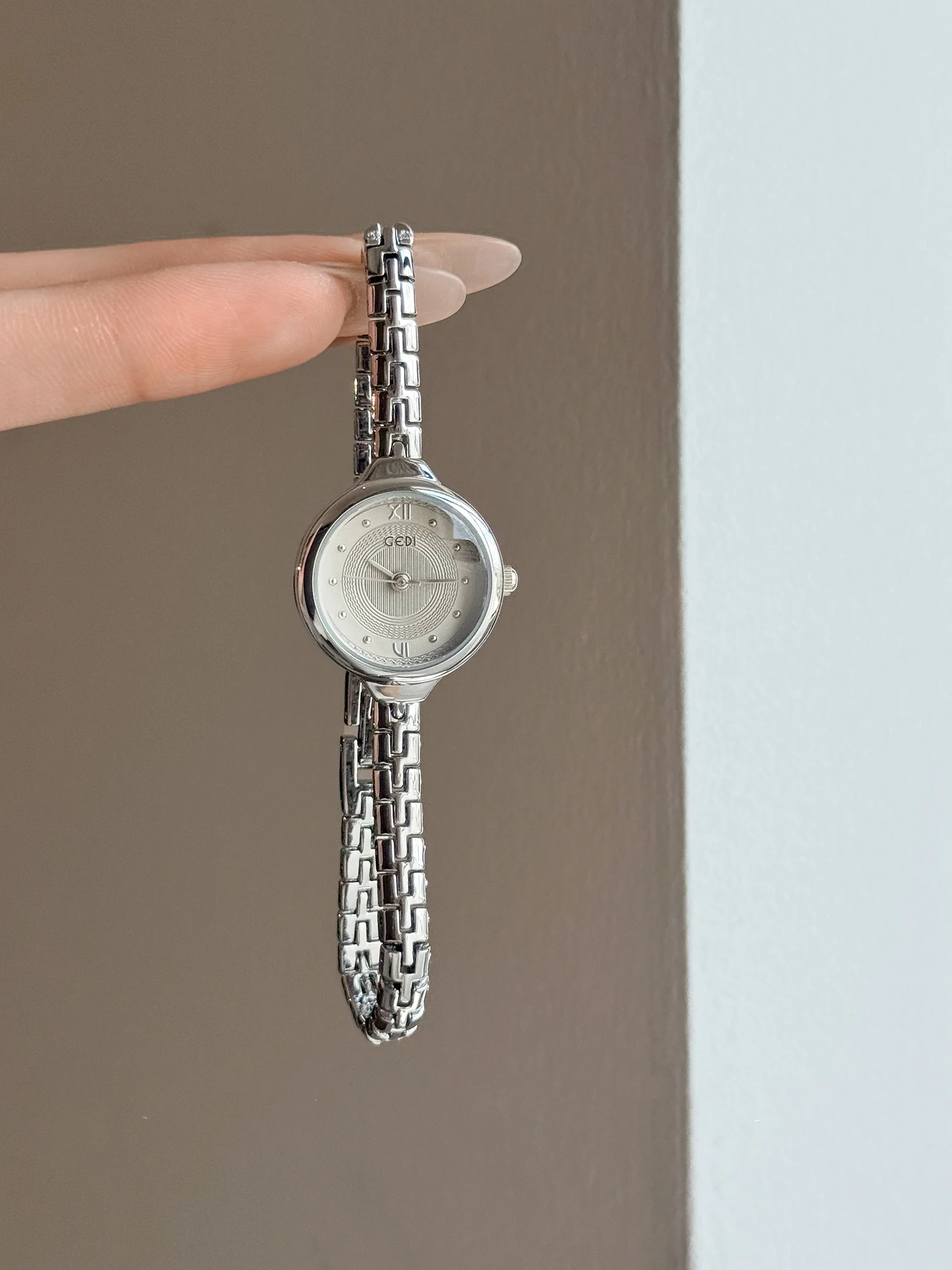 GEDI Light Luxury Fashion Watches for Women Silver Snake Bone Bracelet Watch Women's Quartz Watch Pairs Well with Dresses
