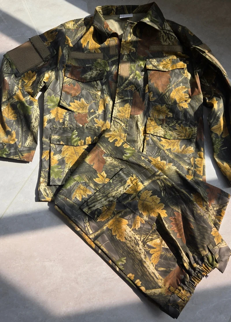 Outdoor camouflage clothing, including thick work clothes such as jackets and pants
