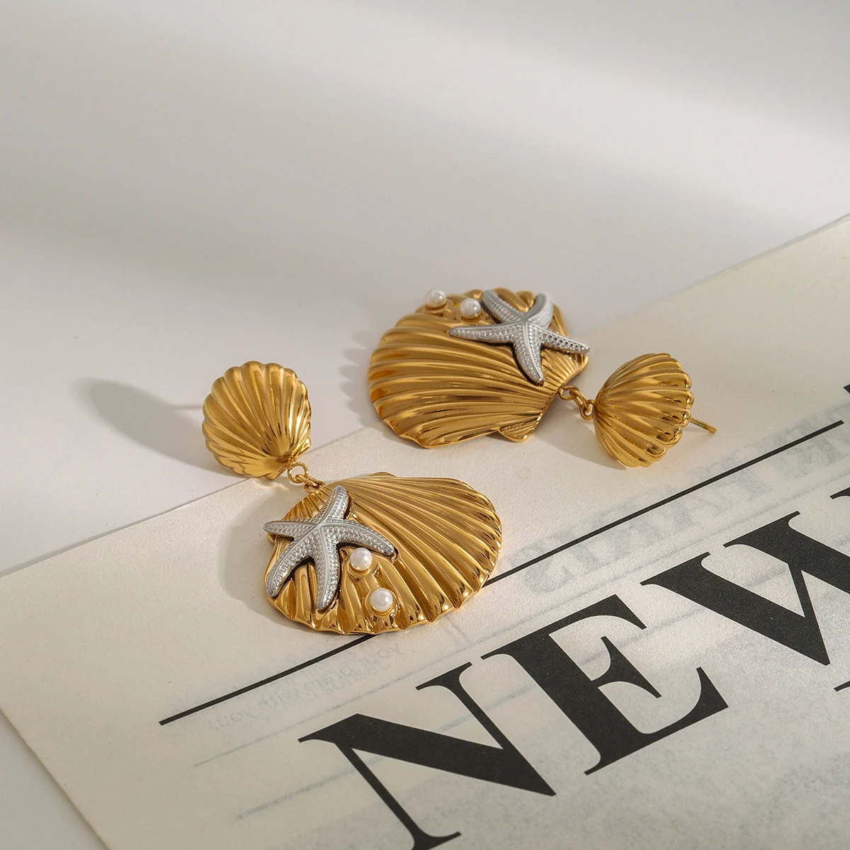 

AIKOER Shell Earrings Fashionable Pearl Starfish 18k Gold Color Plated Stainless Steel Ocean Wind Hammer Pattern Starfish Earrin