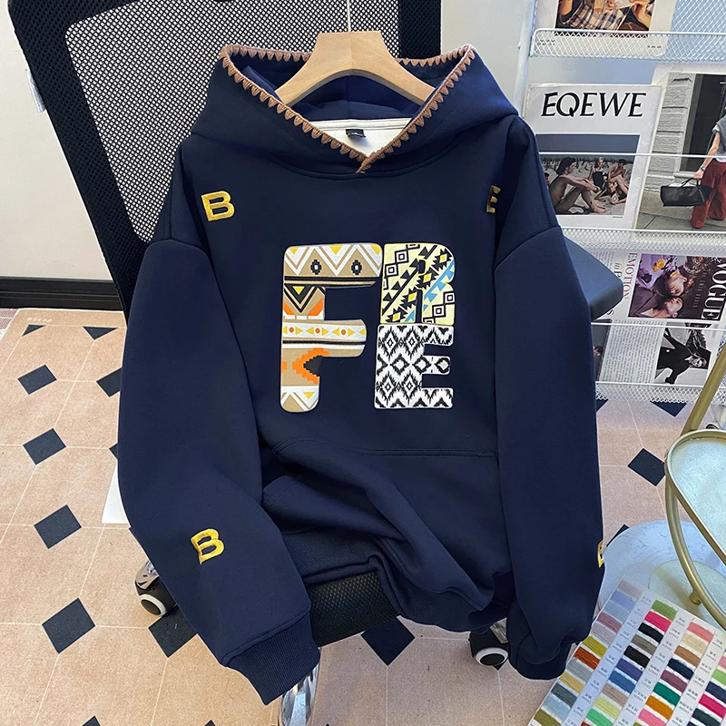 女性刺繍入りレターフード付きスウェットシャツアメリカンレトロオーバーサイズぬいぐるみ長袖ルーズトップクラシック多用途冬ファッション