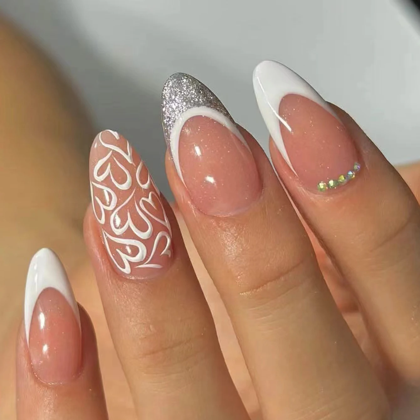 24 Uds. Placa de uñas postizas de almendra, decoración con patrón de corazón blanco, incrustaciones de diamantes de imitación, adecuada para fechas y cenas