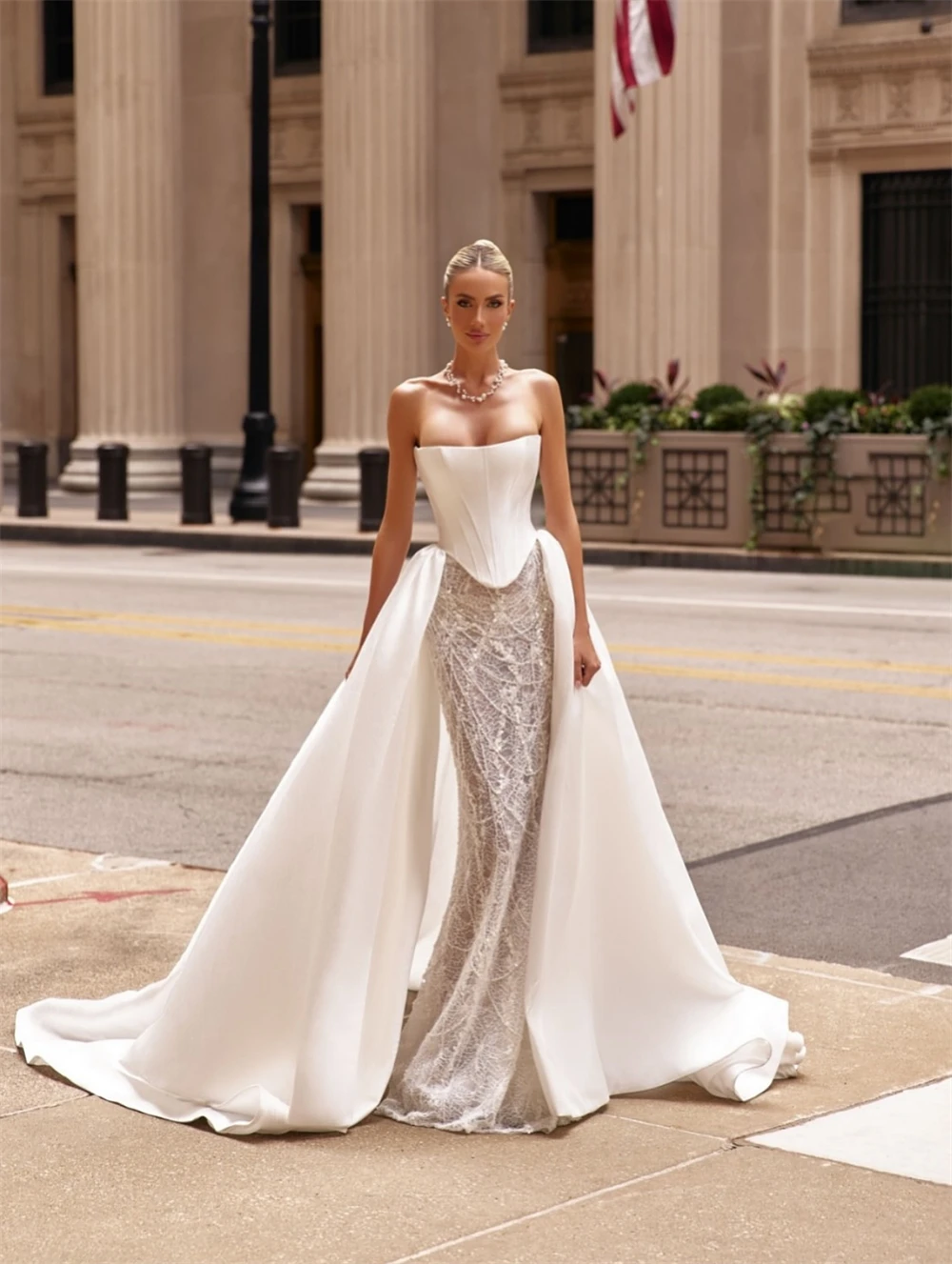 カスタマイズされたソフトホワイトレースのウェディングドレスフォーマルストラップレスノースリーブブライダルガウン夢のようなマーメイドコートトレインベスティドデノビア