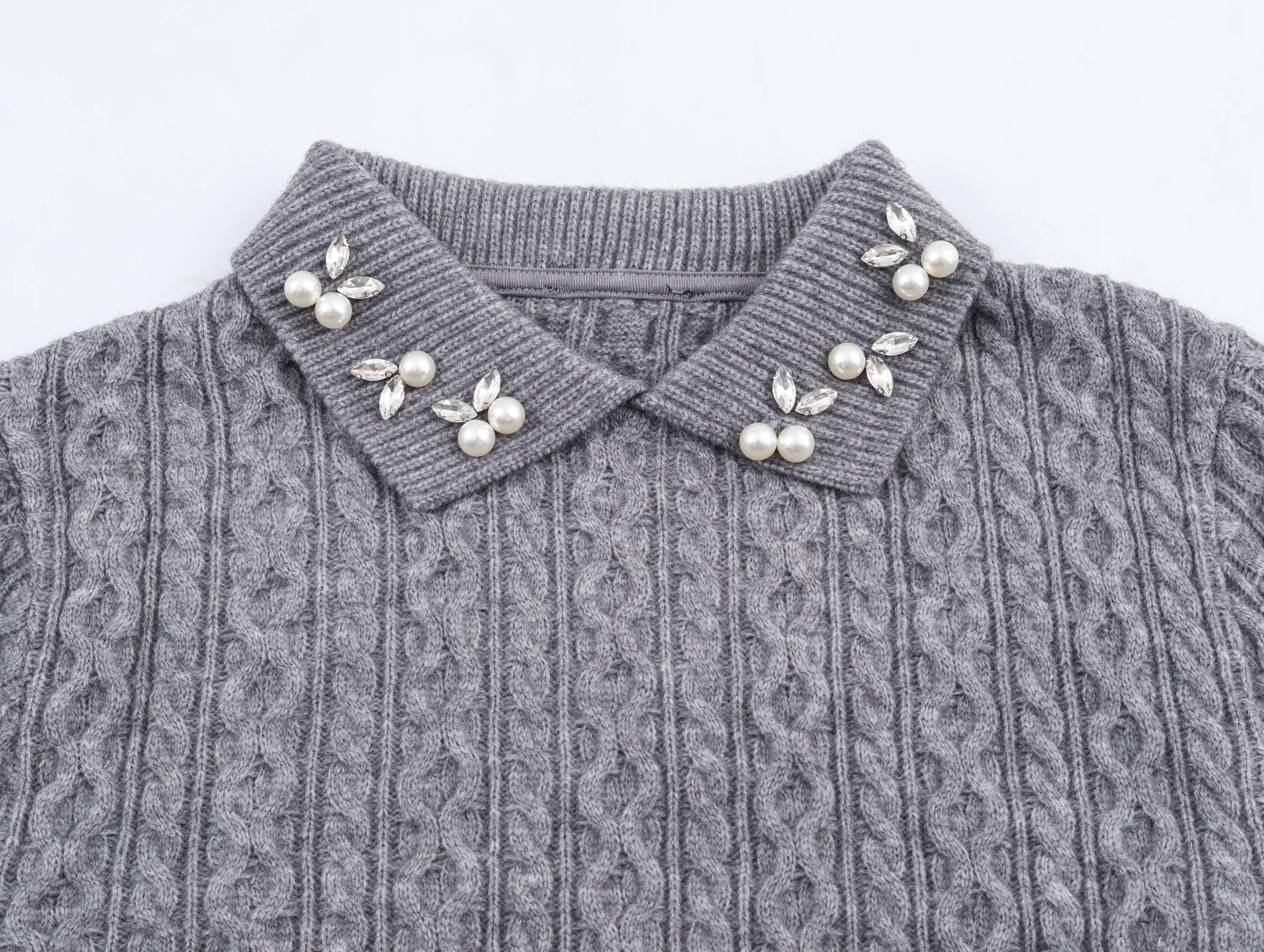 Europejski i amerykański styl, nowa kolekcja jesień-zima 2025, modny, elegancki sweter z dzianiny o sześcio- lub ośmiowarstwowej strukturze, ozdobiony biżuteryjnie dekoltem.