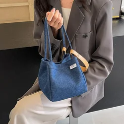 Borsa in denim di nicchia da donna alla moda e popolare nel 2024, nuova borsa a tracolla popolare e versatile, popolare borsa a secchiello portatile