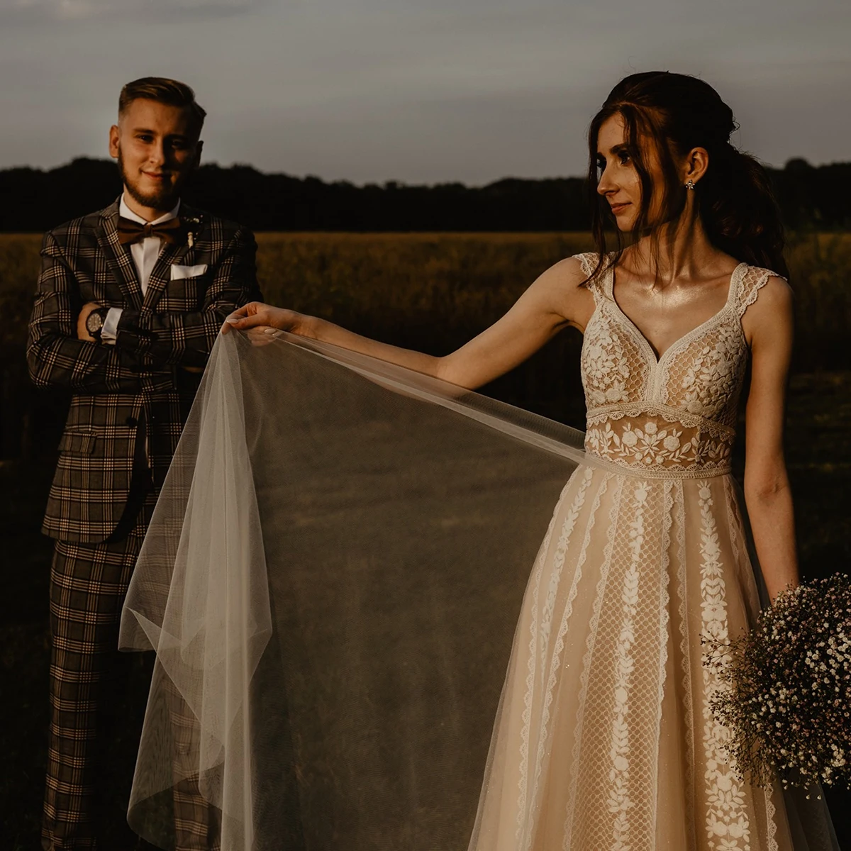 カスタムメイドのボヘミアン風フルレングスレースウェディングドレス、プラスサイズ、ロングフレアスリーブ、Aライン、バックレス、Vネック、ジッパー、ソフトチュール、ブライダルガウン