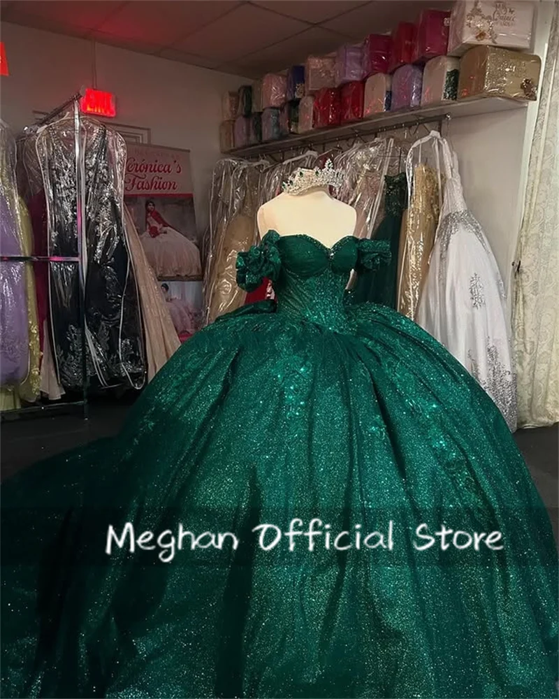 Abito Quinceanera verde con spalle scoperte 2025 Applicazioni in pizzo Abito da ballo con lacci Abito da laurea di 15 anni personalizzato