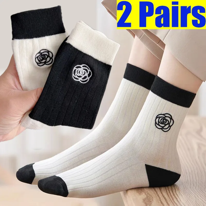 

Camellia Flowers Print Black White Women Socks Harajuku Autumn Winter Simple Middle Tube Socks Casual Comfortable Cotton Sock