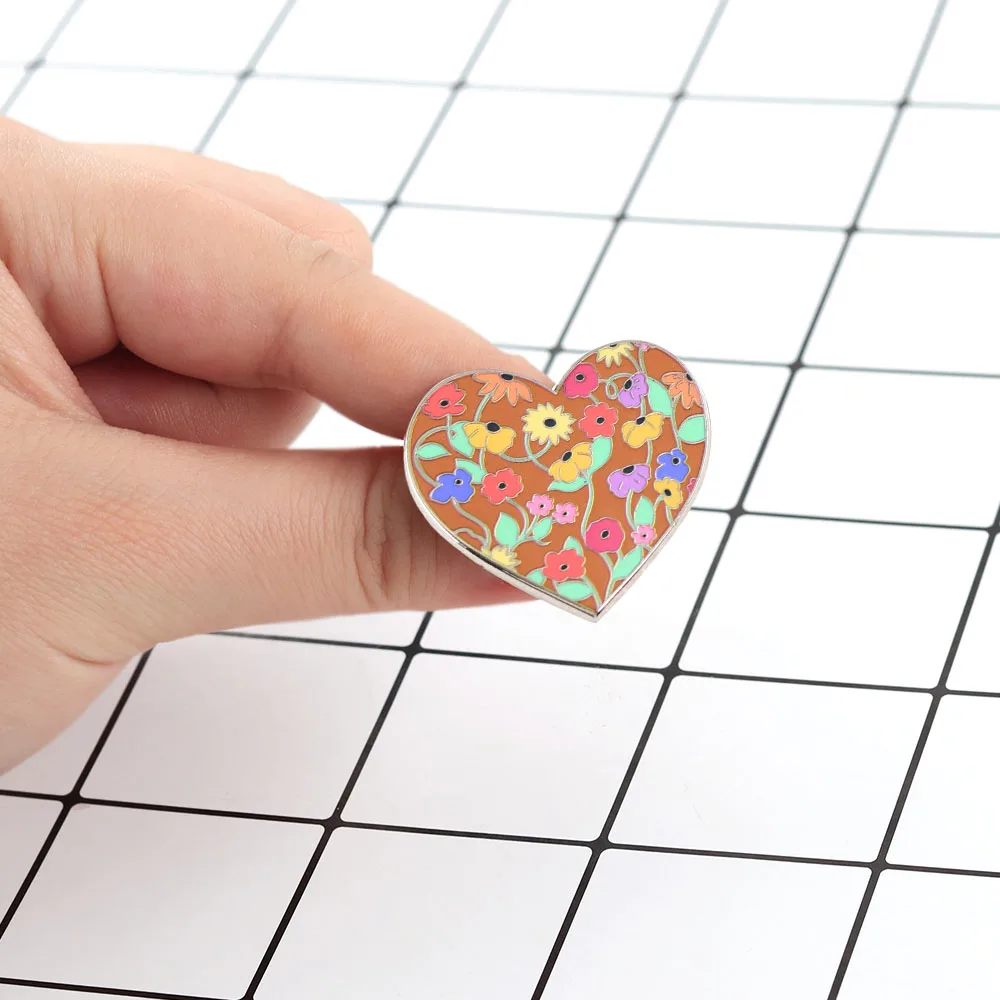 Böhmische Blumen-Herz-Emaille-Anstecknadel Bunte Blumen-Brosche Süße Romantische Anstecknadel für Frauen Mädchen Valentinstagsgeschenk – Detail 4