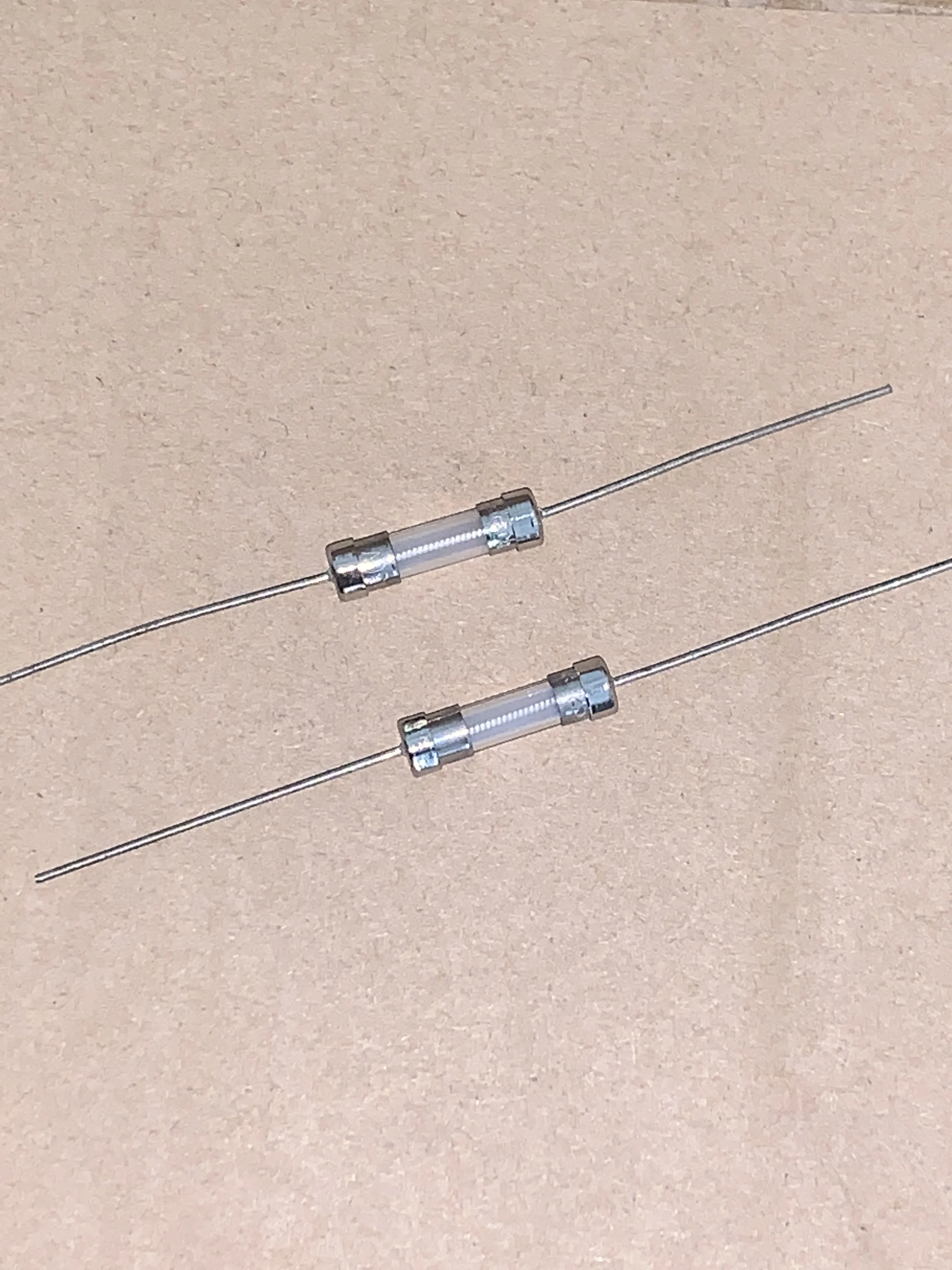 

10 шт. GST-A 2A 250 В 04 + DIP-МИНИАТЮРНЫЙ КАРТРИДЖ ПРЕДОХРАНИТЕЛЬ Новый оригинальный