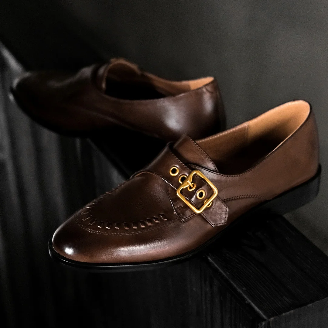 حذاء بدون كعب نسائي من Danxuefei مصنوع من جلد البقر بمقدمة مستديرة وإبزيم معدني سهل الارتداء حذاء بدون كعب عالي الجودة ناعم ومريح