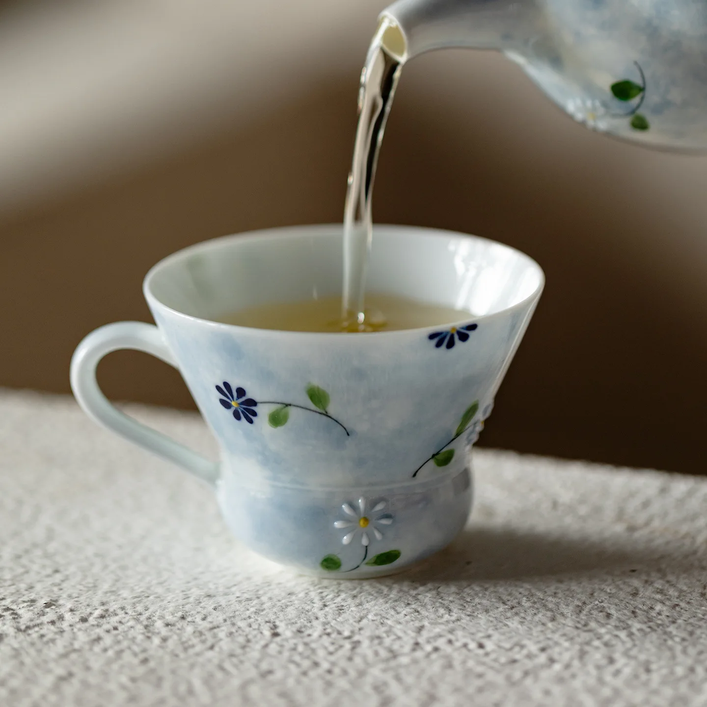 80ml Light Blue Embossed Daisy Porcelain Teacup Hand-painted Handle Master Cup Mini Chinese Kung Fu Tea Cup Drinking Mug