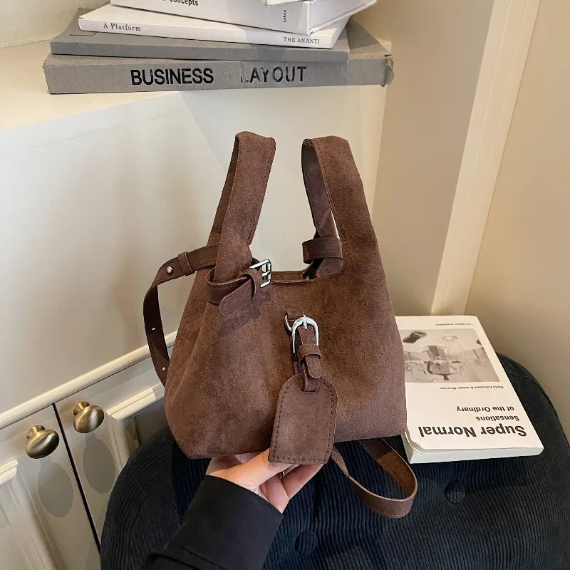 

Suede Shoulder Bag, Magnetic Buckle Opening and Closing Design, Simple Texture, Fashionable Commuter Messenger Bag