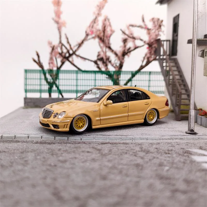 MK MODEL 1:64 MB E63 Lowride Desert yellow Diecast Model Car