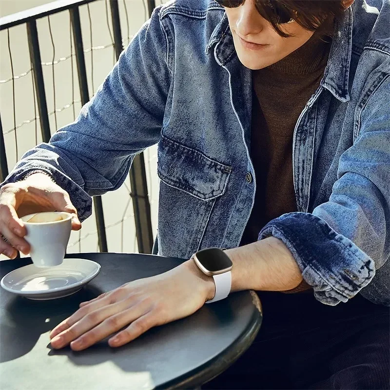 スポーツバンド Fitbit Versa 3 ストラップスマートウォッチリストバンドアクセサリー時計バンドソフトシリコンブレスレット Fitbit Sense Versa3 用