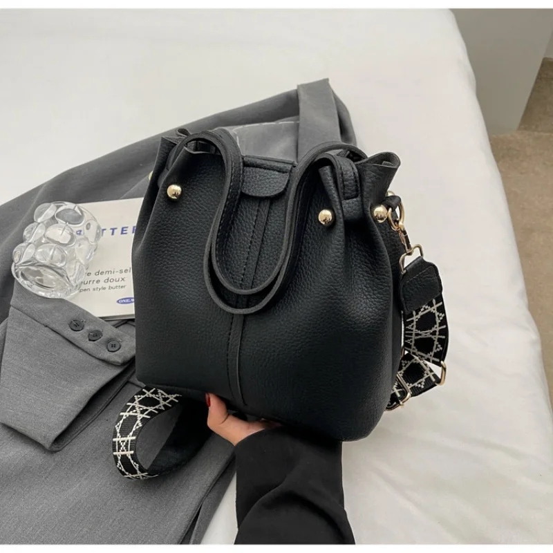 

2025 High Quality Solid PU Bucket Shoulder Soft Crossbody Bags Korean High-end Design Large Capacity Women's Handbags