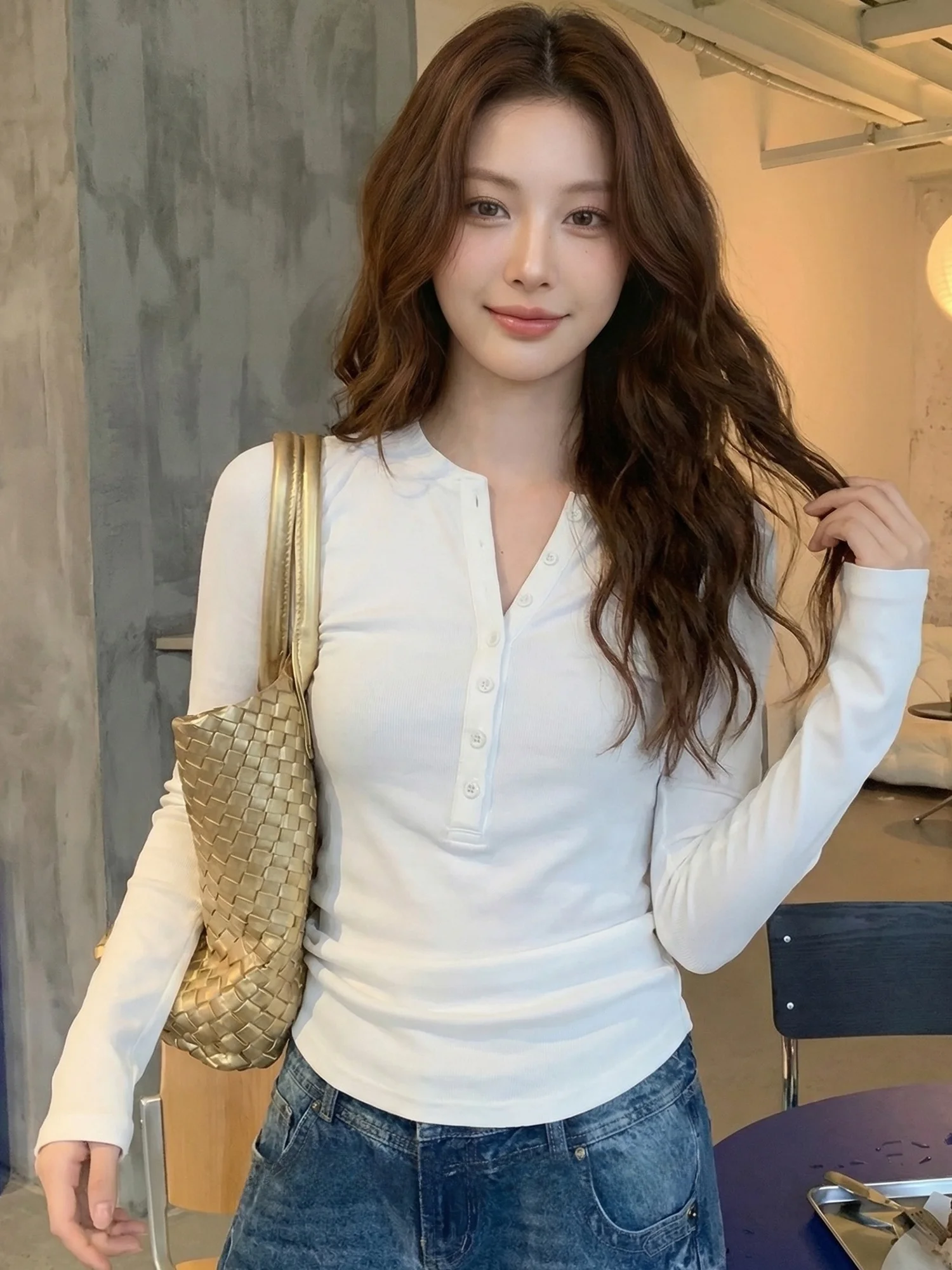 

Женская приталенная футболка с длинным рукавом и воротником хенли, базовый слой, корейский стиль, модный белый топ для женщин на весну