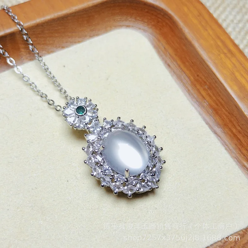 Silver-plated pendant with high-transparency white chalcedony, fluorescent effect, fashionable women's agate gemstone pendant