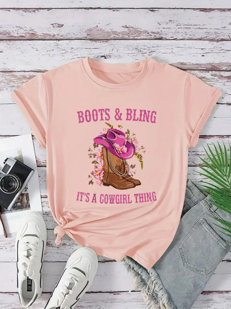 Stivali e Bling è una cosa da Cowgirl Cute Love Country Life t-shirt t-shirt per le donne graphic tees divertenti per le donne